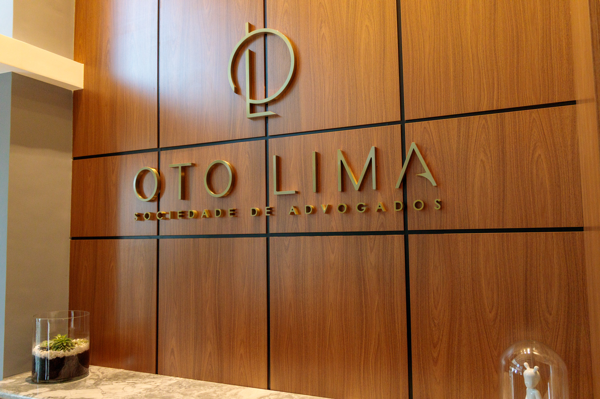 Parede de madeira com a marca OTO LIMA