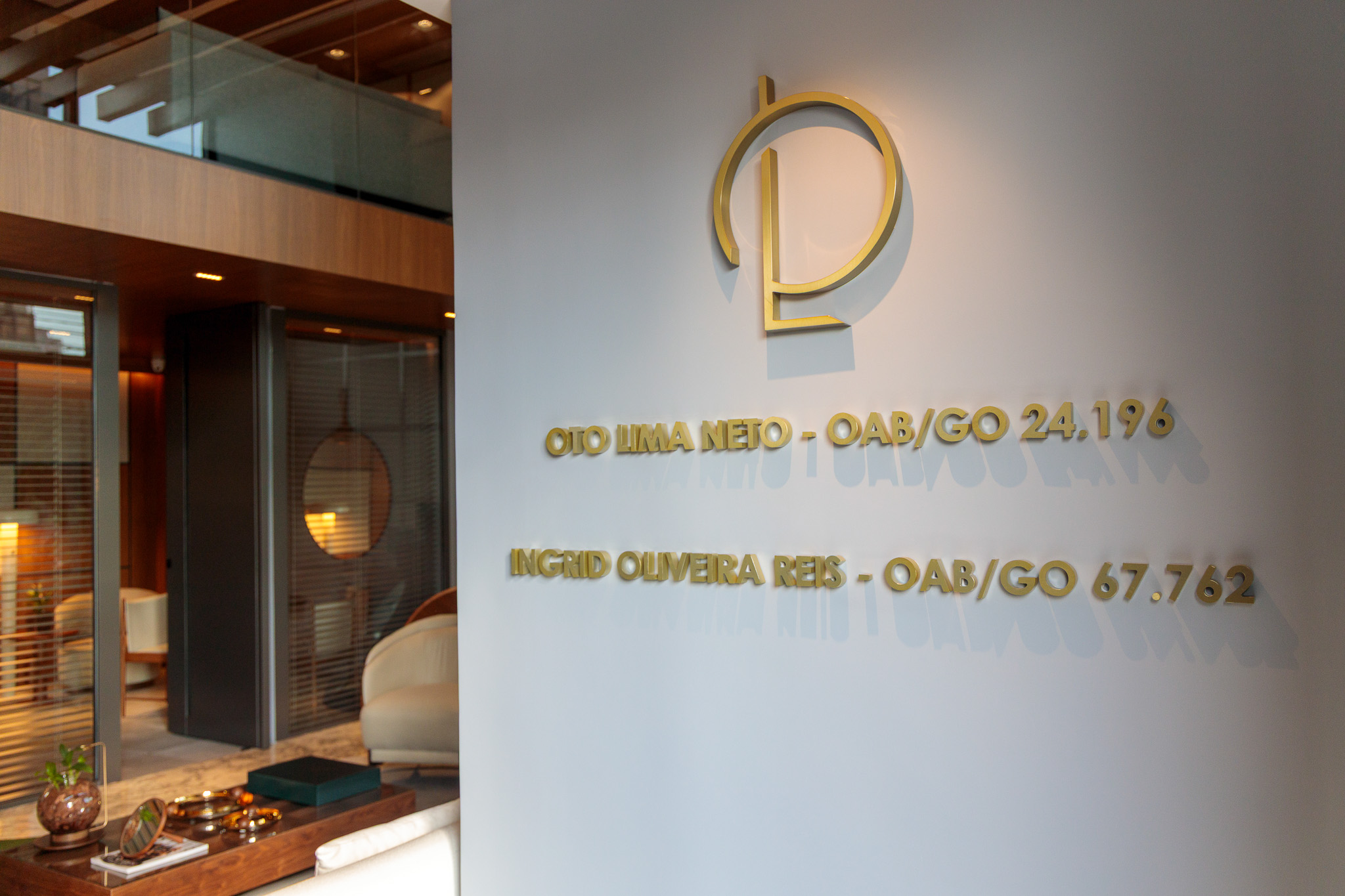 Marca OTO LIMA aplicada em parede de madeira