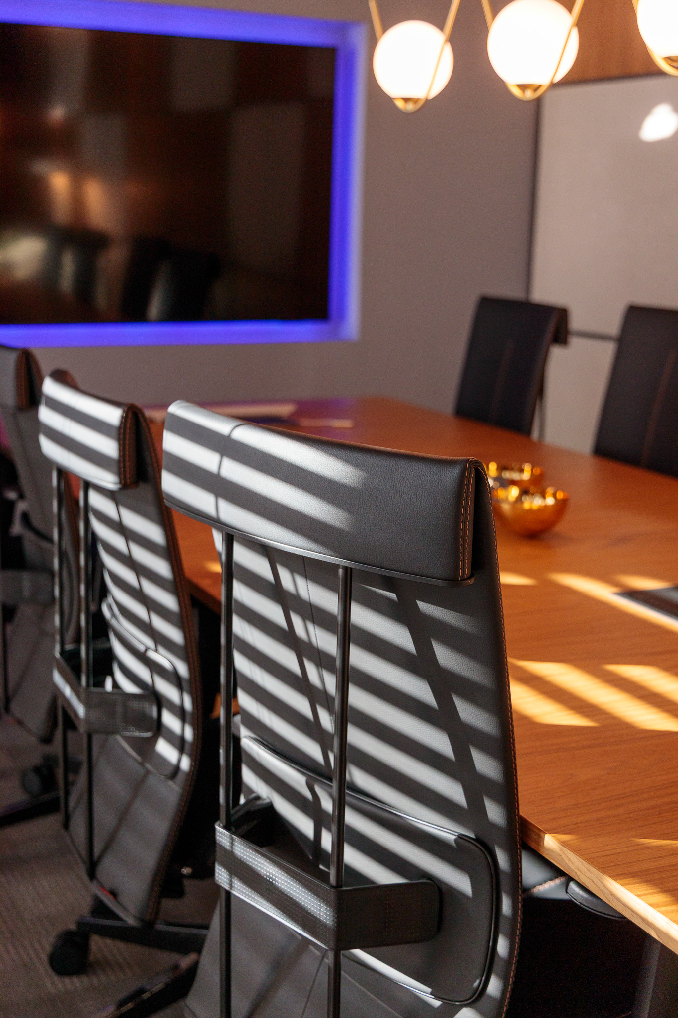 Detalhe de uma mesa de reunião no escritório OTO LIMA